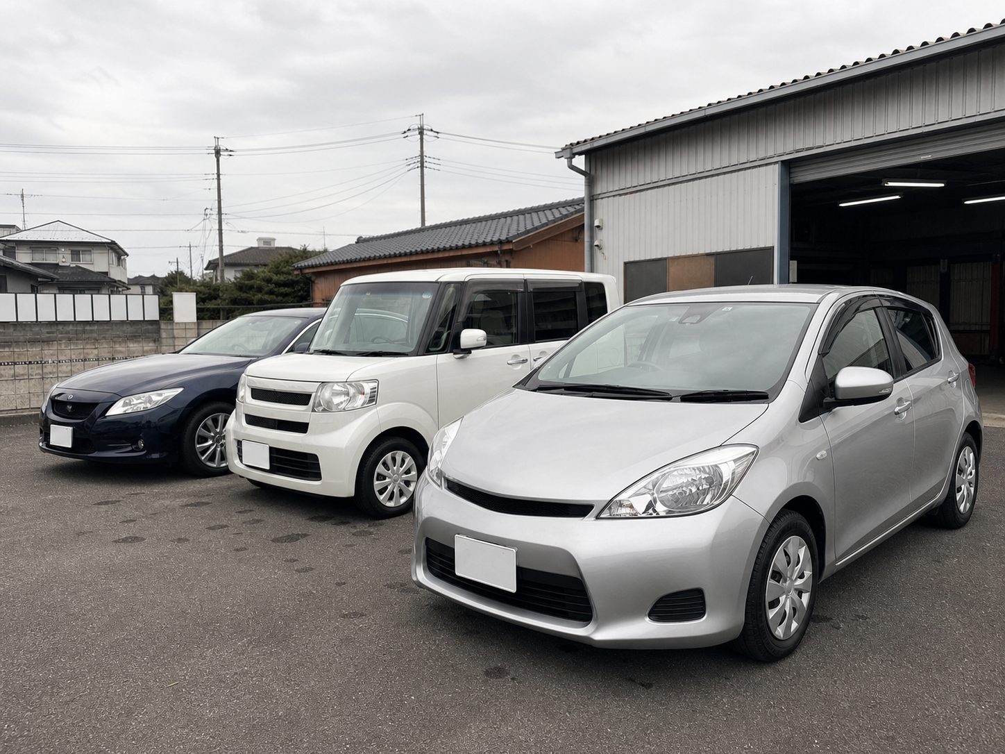 工場の展示スペースに並ぶ販売用の乗用車
